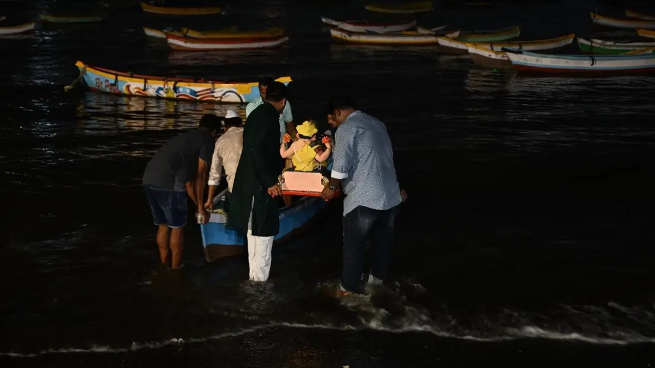 Ganesh Visarjan 2026: Drowning Deaths Par Sawal — Gujarat Mein Tragedy, Maharashtra Mein Awareness Drive